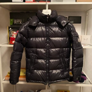 Moncler Maya - Size 00 (Navy), 7.5/10 skick saknar teckning.