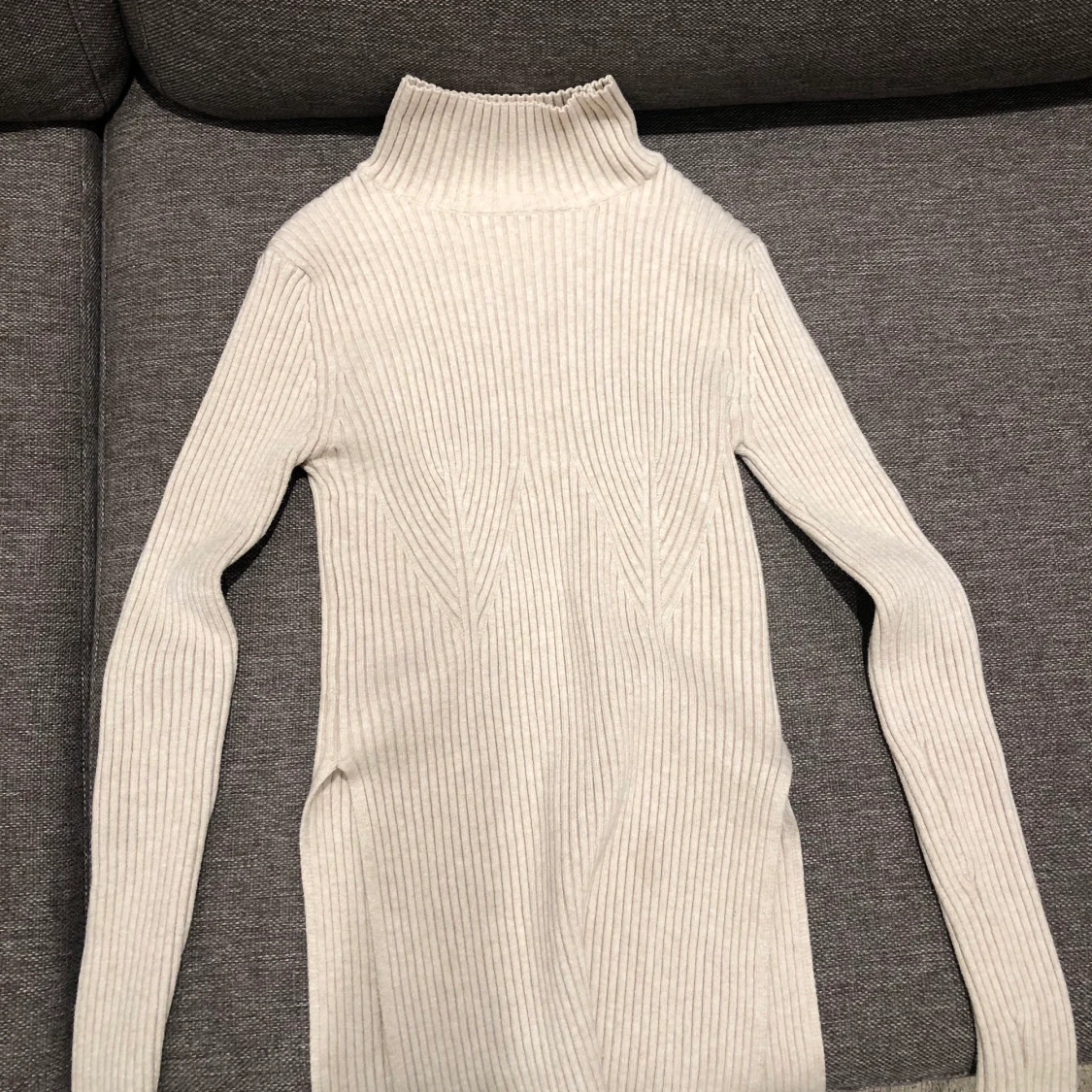 Ribbstickad tröja med slits i sidan storlek S