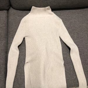 Ribbstickad tröja med slits i sidan storlek S - Jätte mysig tröja använd 2 gånger jätte fin och bekväm hör av dig om du är intresserad eller har några frågor💖