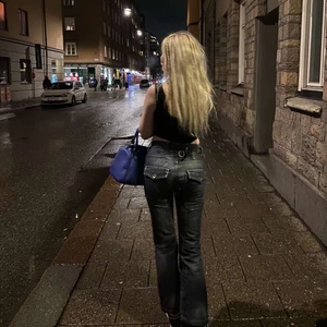 Lågmidjade jeans  - Ta chansen och köp dessa asnajs lågmidjadejeans. Perfekt 2000-tals jeans, låga fickor och ett litet spänne ovanför fickorna där bak. 100% bomull. Jag betalar frakten:) W28 L30 