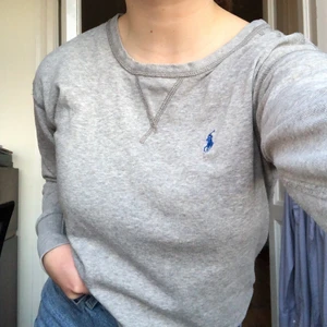 Ralph Lauren tröja - Min sköna ljusgråa Ralph Lauren tröja som dessvärre inte kommer till användning längre. Den har en fin passform och är i mycket bra skick. Skriv vid frågor eller önskemål om fler bilder🤍