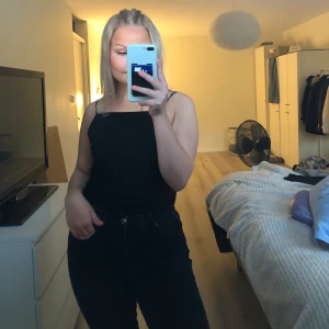 Body - String body från BikBok med svart silkesmaterial. Använd 1 gång. Storlek L men passar S💞✨