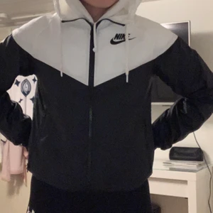 Nike jacka -  Intressekoll!                                           Säljer min fina nike jacka pga att den tyvärr inte kommer till användning längre! Jackan är använd fåtal gånger! Fungerar både som tränings jacka eller att ha till vardags, det bestämmer man själv! Eftersom jackan är i stort sätt helt oanvänd så är priset lite högre! Men jackan kostar i vanliga fall även upp emot 700-800kr!                                                               Storlek XS, men skulle säga att det fungerar på flera storlekar!                   300kr + frakt!!                                        