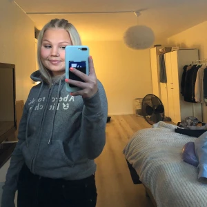 Abercombie & fitch hoodie  - Den har fickor, luva och tryck på bröstet💞