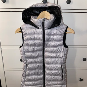 Väst XS/S - En grå väst, svart inuti. Storlek XS/S! Använd max 2 gånger, säljer för 70kr 🥰 Fraktar men möts även upp i Helsingborg