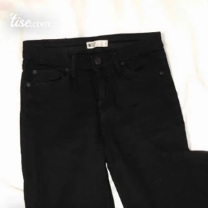 Gina bootcut jeans S - Svarta Gina tricot bootcut storlek S. Stretchiga och funkar både till S/M.Orginal pris 400. Kan posta. Buda på.