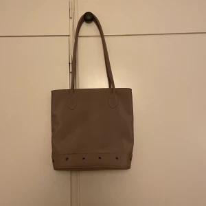 Väska  - Söt beige väska från 2nd hand! Andra bilder ser man hur stor den är, på ett ungefär. Superfin!