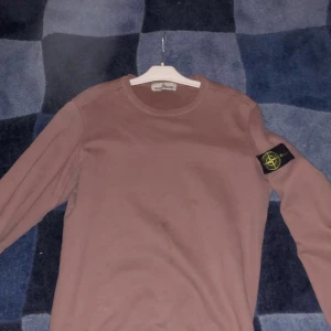 Stone island sweatshirt S - Bra skick på tröjan inga fläckar eller hål Köpt för 2000. Går att skicka men köparen står för frakten. Priset kan diskuteras.