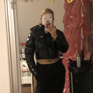 Kort,svart pufferjackan  - Jag säljer min jacka från Boohoo, knappt använd eftersom att den var för liten för mig . Ny pris 500kr ( Köparen står för frakt)😊