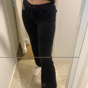 Juicy Couture byxor S - Världens bästa mjukisar!!! Säljer bara pga att dom är för korta för mig som är 173 :,( 🖤 helt nya & oanvända.  
