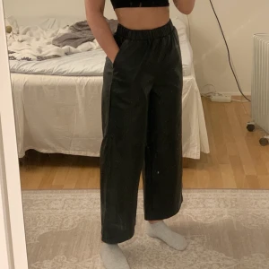 Byxor i läderimitation - Skinnbyxor (fake) i jättebra skick, 