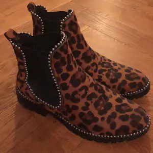 Boots i leopardmönster från Truffle collection. Storlek 38. Använda en gång