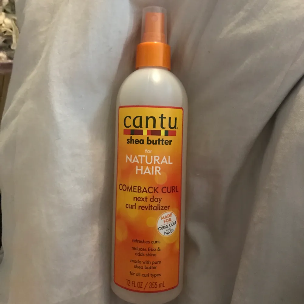 Två oanvända hårprodukter från Cantu. Båda produkterna kan användas för lockigt hår eller för att få mer lockar i håret. 95kr styck. 170kr för båda. 🥰💕  Moisturizing curl activation cream är såld.💕. Övrigt.