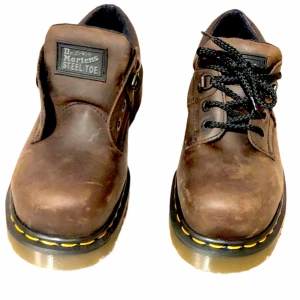 Skinnsko Dr.Martens new vintage  - Storlek 39. unika . Skinn skor med stålhätta. Fråga om det är nått !  