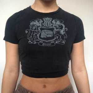 Diesel topp - Snygg topp med tryck från diesel! Passar till allt! Kom privat vid intresse. Frakt tillkommer. Uppvikt på första bilen.  Avslutas 17/12 torsdag 14:00. Högsta bud 150kr. SÅLD