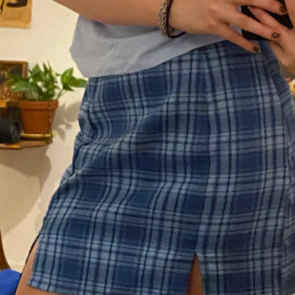 Använt fåtal gånger och så otroligt fiiiiin!!! Plick sabbar färgen lite men den är blå!(inte grå) perfekt längd!!! Frakt inkluderad!!! Jag har storlek S/M på kjolar och den sitter perfekt på mig💙. Kjolar.