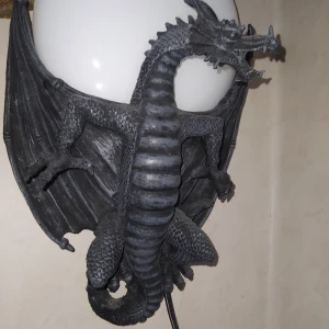 Vägglampa drake! - Schysstaste vägglampan! Kolla in mina övriga annonser för fler drakprylar. Frakt tillkommer på 95:- spårbart eller avhämtas.