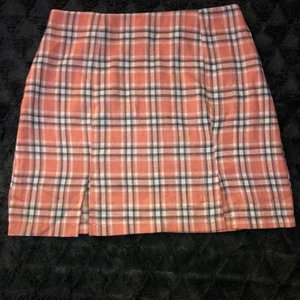 Rutig kjol - Kjolen är från Shein, köpte den i augusti. Storlek S, mått finns i andra bilden. Säljer den för den är för stor för mig och tyckte det var onödigt att returnera den  Aldrig använt, skönt material med dragkedja på baksidan. Den är även slutsåld. Original pris: 89kr Säljer för 60kr, går att möta upp i Falkenberg, annars står köparen för frakten.