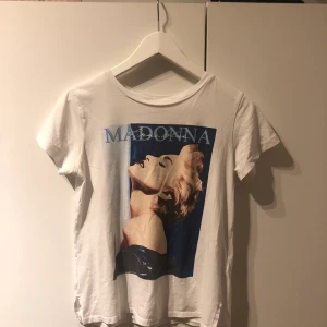 Madonna Tshirt - Skitball. Stpr i storleken har annars 34/36 och den sitter perfekt!