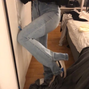 helt nya ljusa jeans med slits - funderrar på att sälja, dom är endast testade men är dock för långa för mig som är väldigt kort:) Ljusa lite utsvängda jeans med slits nedtill, nypris är 219 kr🥰