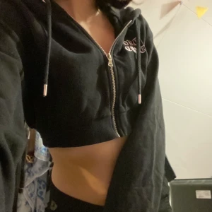 Svart flis - Svart kort hoodie köpt på bershka, på ryggen och där fram står det ”out of control”✨