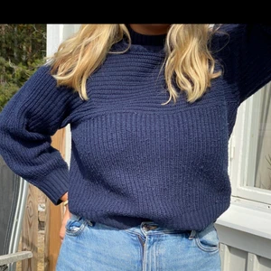 Blå stickad tröja strl M  - Bra passform och bra kvalite, har haft den i ett år ungefär men kan inte ha den längre då jag har växt ur den. 