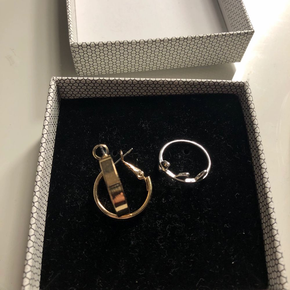 Säljer nu dessa fina örhängen (OBS ringen är såld) ☺️Man kan köpa de separat, både silver och de guldiga örhängena säljer jag för 40kr styck, den stora ringen säljer jag för 30kr och den mindre ringen säljer jag för 20kr båda ringarna är i stl XS/S. Kontakta mig vid intresse🥰. Accessoarer.