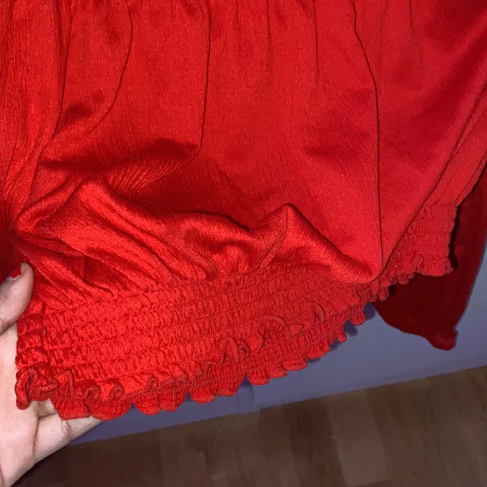 En röd offshoulder tröja, i väldigt bra skick:). Blusar.