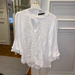 Vit blus, Zara - Vit blus från Zara, iprincip oanvänd.