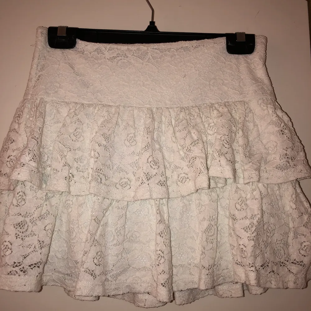 En fin kjol från h&m. Kommer tyvärr inte till användning då den är för stor i midjan. Den kommer från barnavdelningen, men skulle säga att den är i strl S💖 30kr + frakt.. Kjolar.