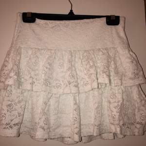 En fin kjol från h&m. Kommer tyvärr inte till användning då den är för stor i midjan. Den kommer från barnavdelningen, men skulle säga att den är i strl S💖 30kr + frakt.