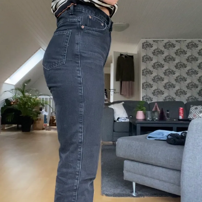 Svarta raka jeans från Weekday i modellen Row, och storleken 28/30. Väldigt bekväma och snygga jeans som passar till allt! 75kr exklusive frakt. Jeans & Byxor.
