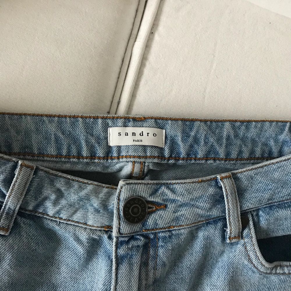 Säljer dessa snygga jeans från Sandro Paris då de tyvärr är lite för korta för mig. Inköpta i Paris förra året!💙💙. Jeans & Byxor.