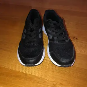 Oanvända skor från Soc. Säljer för 50kr