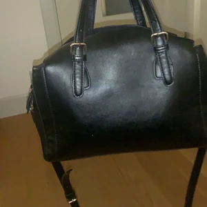 Fejkläder axelväska  - Snygg och rymlig axelväska i fejkläder jag köpte på zalando för några år sedan. Väldigt bra skick det enda slitaget är att dragkedjan på det lilla ytterfacket inte funkar. Förutom det är väskan som ny. Nypris runt 300