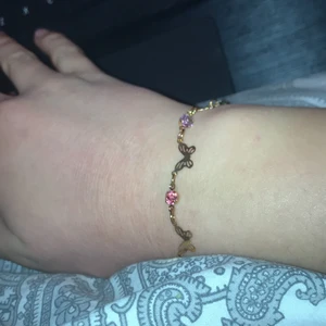 Armband med färgglada kristaller och fjärilar  - Armband med olika kristaller och fjärilar🥰jätte fin men får ej användning för de🥰❤️