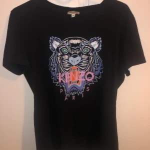 Äkta KENZO tshirt - Äkta kenzo tshirt som köptes för 999kr, använd fåtal gånger. Budgivning går bra om flera är intresserad