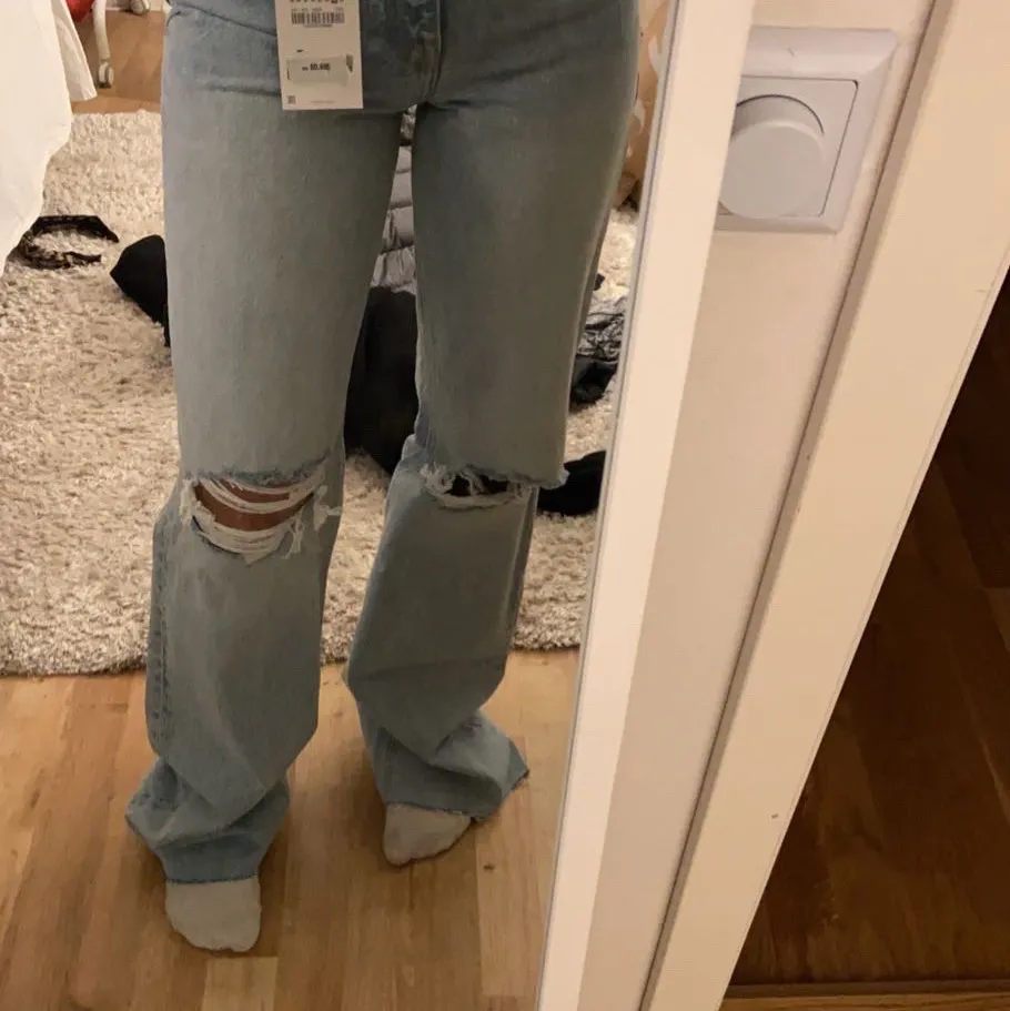 säljer dessa fina zara jeans, helt nya, säljer pågrund av att jag beställde 2 storlekar och därav att jag glömmde lämna tillbaka, BUDA🤍🤍. Jeans & Byxor.