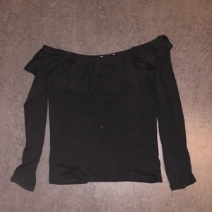 Off shoulder - Off shoulder toppar som finns i både svart och ljusrosa. Använda fåtal gånger. 50kr styck 