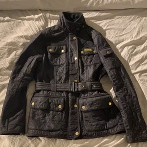 Barbour vinterjacka dam strl 38 - Plagget är i nyskick. Endast använd ett fåtal gånger. Klassisk svart barbour quiltad höst/vinterjacka. 