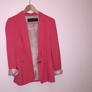  - Rosa snygg kavaj ifrån zara! Använd några gånger men i fint skick. Inköpt för 799 kr om jag minns rätt.