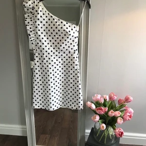 Zara klänning  - Otroligt fin klänning från Zara i storlek S! Köpt av en annan säljar, själv har jag endast provat den. Klänningen ser ut att vara i nyskick! 