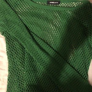 Mörkgrön nät tröja  - Mörkgrön nät tröja från only. One size, passar S-M-liten L. Hund och katt finns i hemmet. 