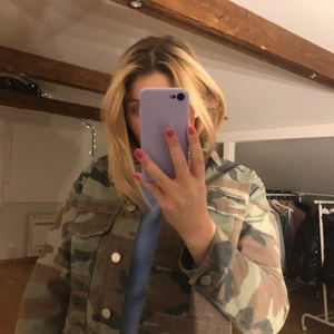 Jeansjacka - Cool jeansjacka med mönster