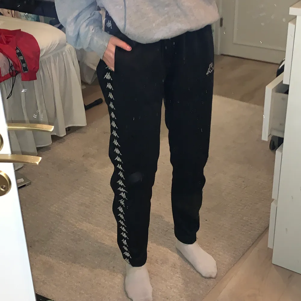 Snygga byxor från kappa med knappar på sidan!! Storlek M men passar perfekt för mig som oftast har S (173cm). Använt några fåtal gånger. Swipe för mer info 🌟. Jeans & Byxor.