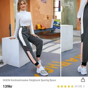 Sköna mjukisar till träning ich mys  - Dessa byxor är snygga då deras design pendlar mellan spets, rosa, grå och vitt på sidorna. Midjan har ett svart stretchband. Dessa byxor känns som mjukisbyxor fast tunnare. Därför kan man både mysa i dem samt träna. Helt oanvända och jag vill sälja dem för deras original pris minus frakt. ❣ helt oanvända (har endast provat dem på)   , jag vill sälja dem eftersom grå aldrig har vart min färg.