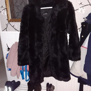 Fuskpäls pälskappa kappa vinterjacka från Monki - Superhärlig fuskpäls pälskappa från Monki. Passar perfekt nu i vinter. Har knäppning och huva. Strl xs men passar small o nog även medium. Fraktar men kostnad på 100kr tillkommer 