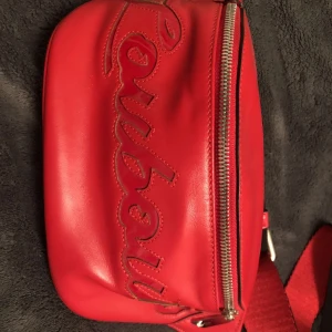 Äkta Louboutin midje väska från Dubai - Använd endast en gång, köpt för 9000kr, pris kan diskuteras.