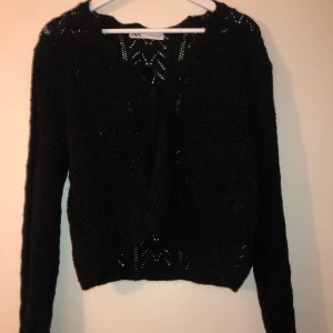 Zara kofta  - Fin, stickad kofta från zara. Helt ny inköpt och aldrig använd! Frakt tillkommer. Skriv privat ifall ni vill ha bilder på hur den sitter på eftersom att det blir missvisande på dessa bilder. Pris kan diskuteras.