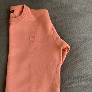 Rosa/aprikos Sweatshirt från Acne i storlek xxs, men passa mig som brukar bära storlek S💗 köpt för ca 2000kr, pris diskuteras!!